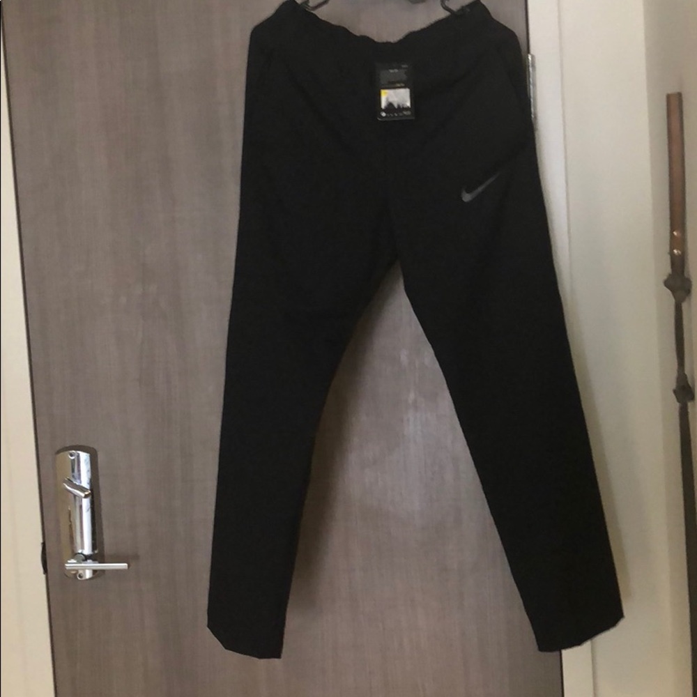 NWT men’s Nike Dri-fit lightweight pant. Size S